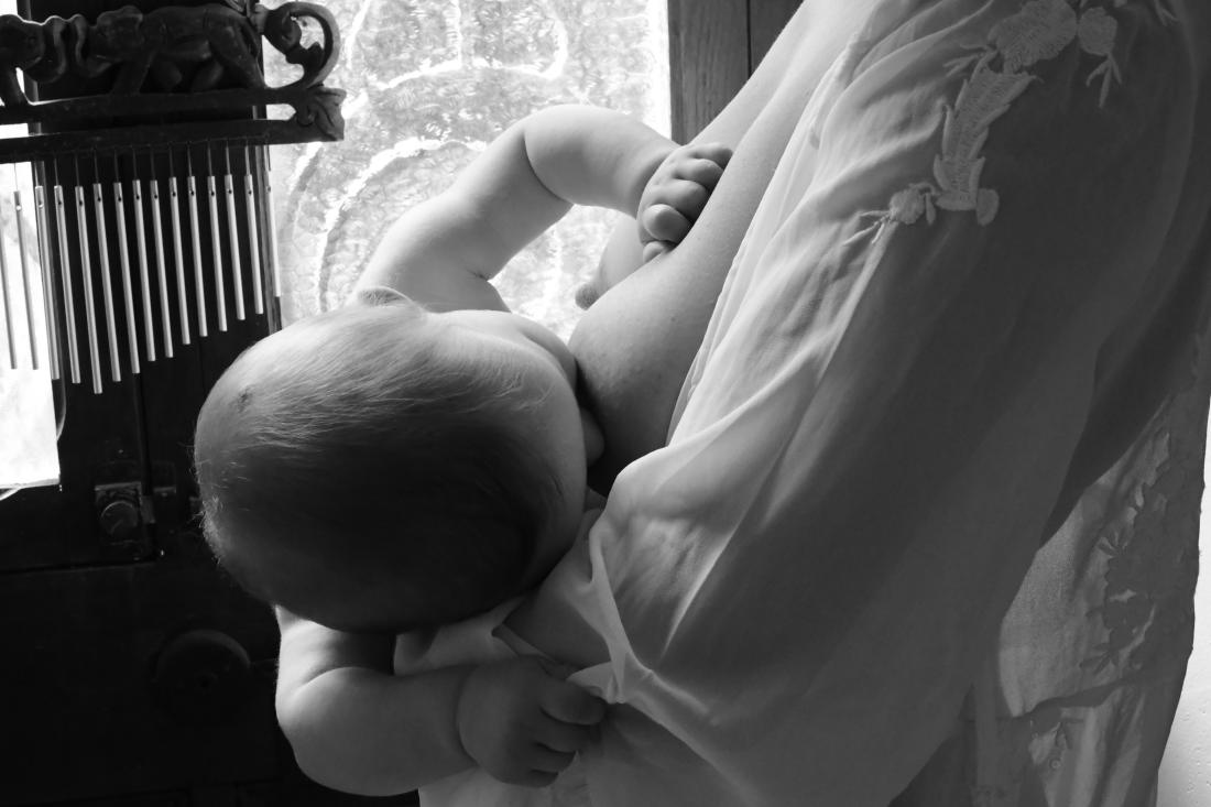 Allaitement, tendresse entre une mère et son enfant, noir et blanc