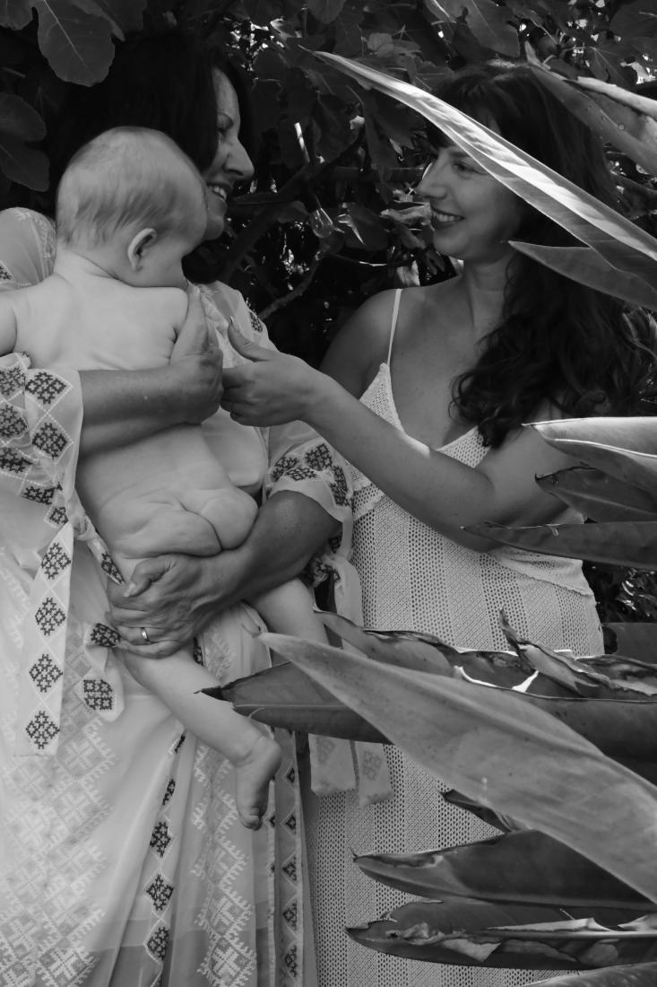 Bébé et sa maman dans la végétation, douceur