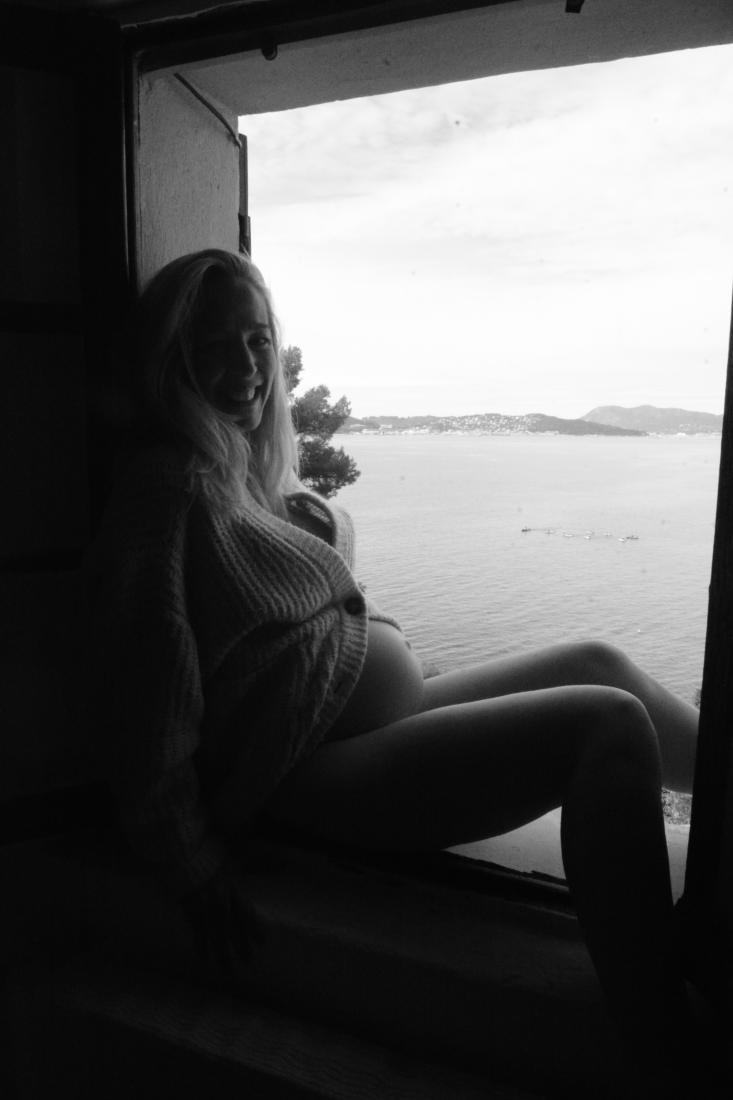 Grossesse face à la Méditerranée, portrait intime