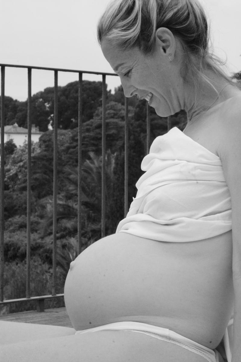 Sourire d’une future maman, lumière naturelle du Sud