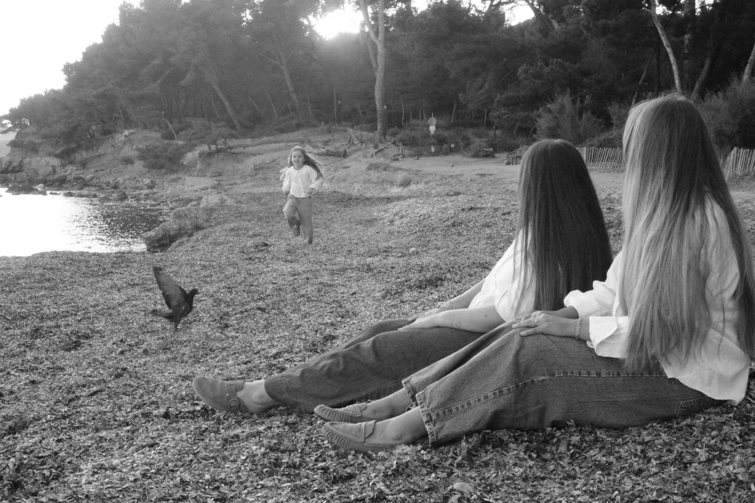Contre-jour en forêt, mère et enfant