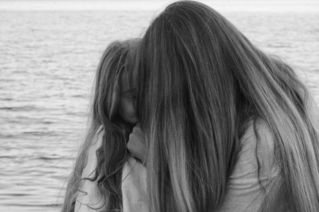 Étreinte au bord de la mer, tendresse en noir et blanc