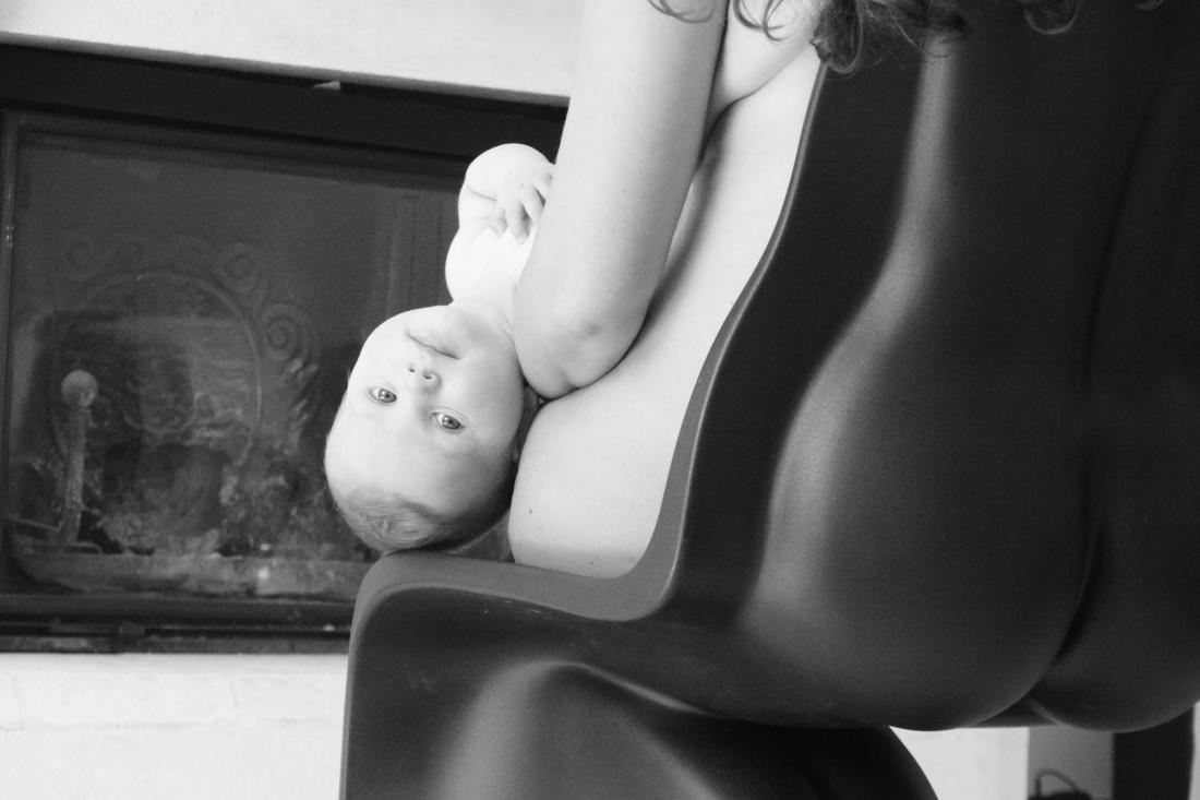 Pieds de nouveau-né, esthétique fine art en noir et blanc