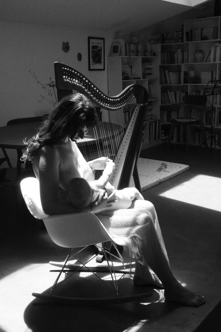 Harpe et nouveau-né, moment suspendu