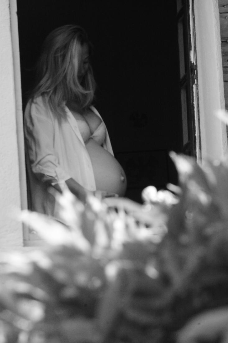 Portrait de future maman en lumière douce
