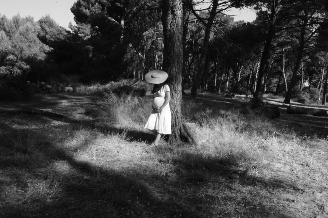 Future maman en forêt, chapeau de paille, séance maternité fine art dans le Var