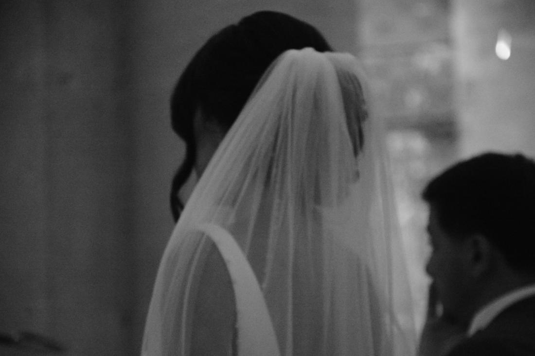 Mariage, voile de mariée, instant délicat